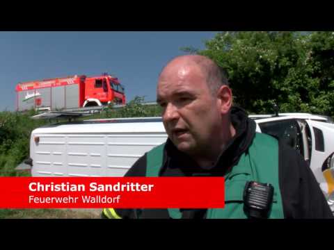 Behinderten-Taxi stürzt Böschung hinunter