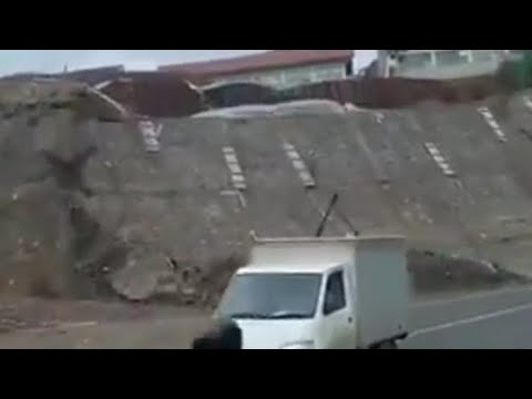 AVALANCHE WALL WHEN MANY VEHICLES PASS BELOW. HAPPENINGS IN INDONESIA