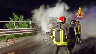 l-incendio-di-un-auto-sull-a16-napoli-bari-e-l-intervento-dei-vigili-del-fuoco