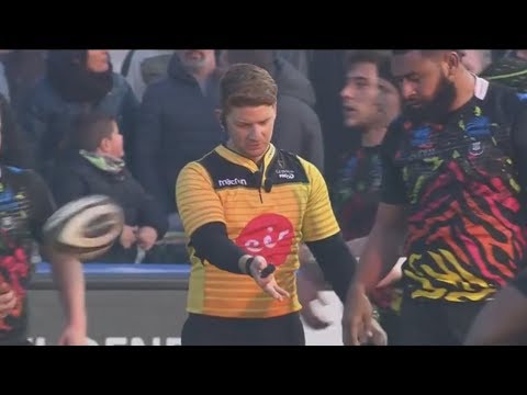 Lloyd Linton does the most rugby referee thing possible to Tauyavuca. [Benetton vs Zebre '18]