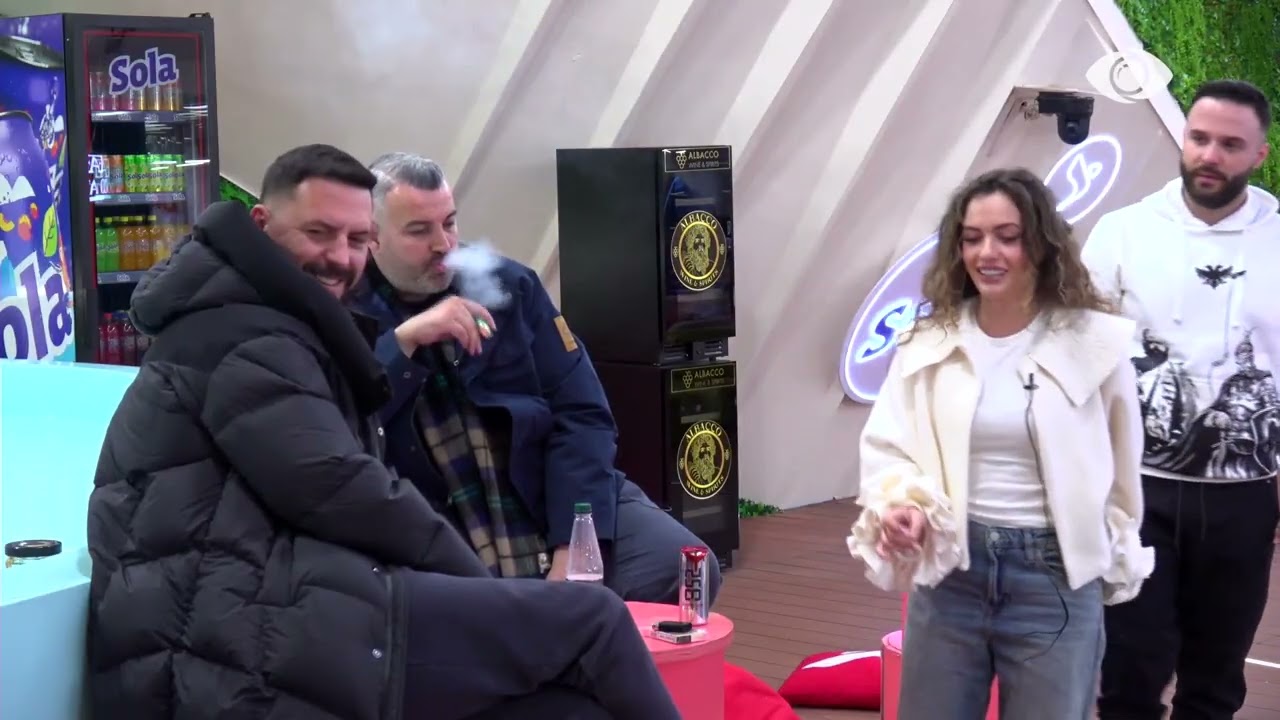 “Brikena nuk është me Mateon”/ Livia diskuton me banorët në oborr