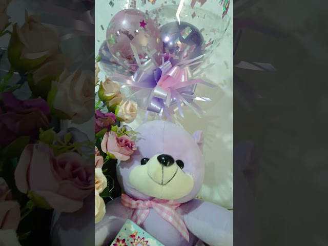 Vídeo relacionado con PIQIUQIU Rosas de plástico con Base, Regalo de Flores Artificiales para Mujer Novia Esposa Madre Hija en San Valentín, Día de la Madre