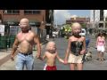 Bebes sexys caminando por la calle