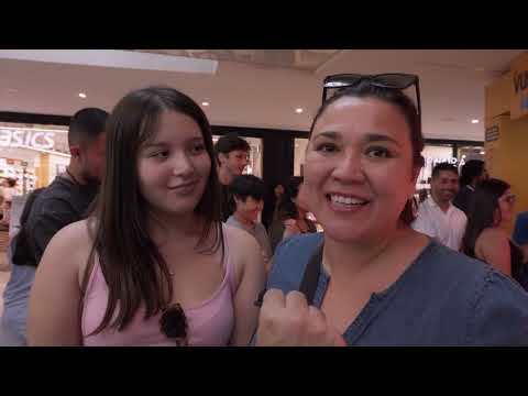 Spin & Win funcionando en una activación con videowall y tótem