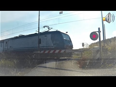 Passaggio a livello Cassine (AL) campagna Corso Marconi treno in transito # railroad crossing