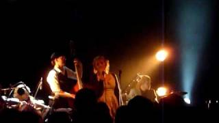 YONA & LIIKKUVAT PILVET  " HUUHKAJA " -LIVE !