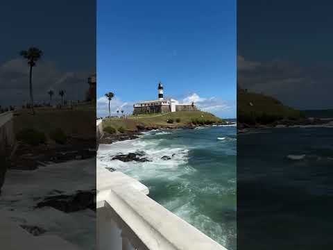 - Farol da Barra, Salvador, Bahia em dia de mar agitado.