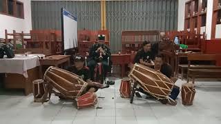Download lagu tepak 2 lagu wangsit siliwangi naek tepak 3 lagu pelayan ayu persembahan ' bangbrang group ' mp3