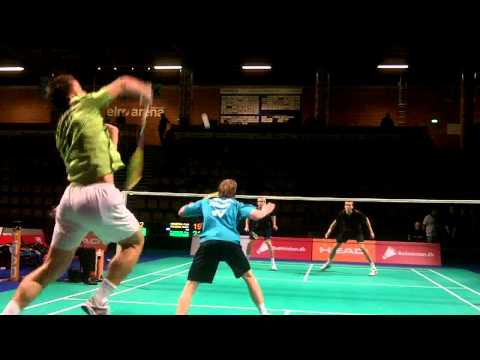 Ung duo stormer frem