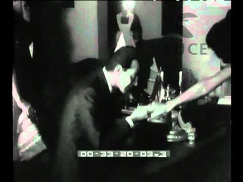 "Italy: Anna Magnani, a socialite even with her arm in a sling":