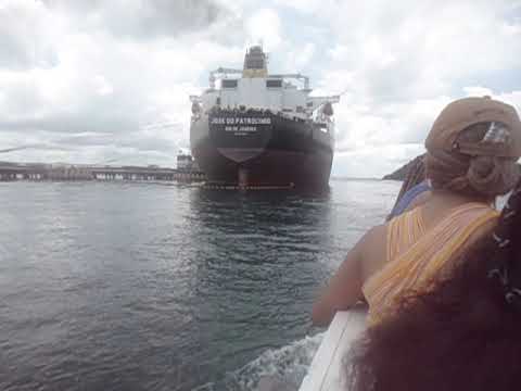 Vejam um grande cargueiro da Petrobras em  Madre de Deus Bahia
