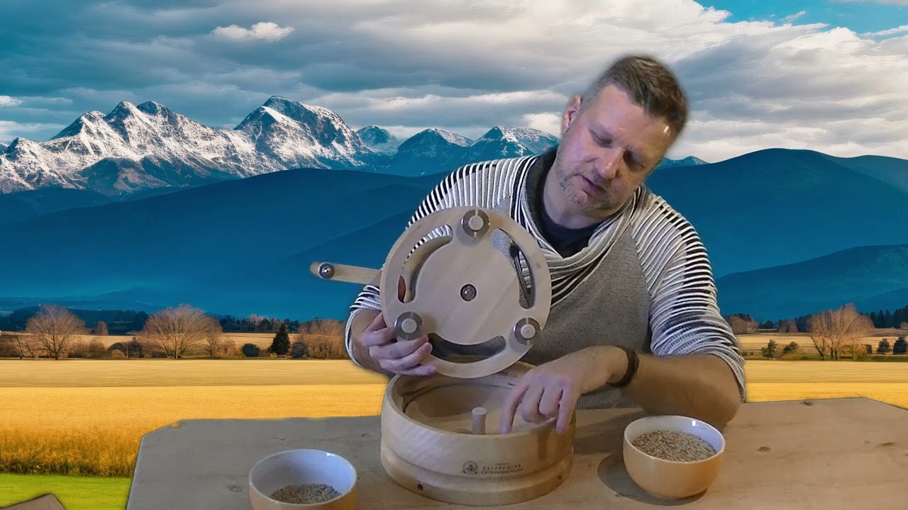 Salzburger Handmühle “Kornelia” - aus heimischem, massiven Erlenholz und Granit-Mahlstein