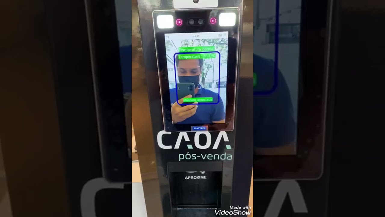 Totem com leitura facial