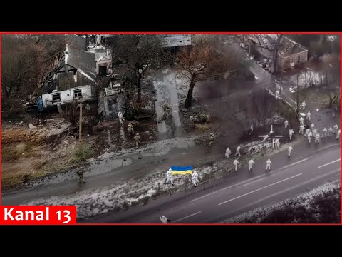 Ukrainian fighters raise flags after successful operations in two regions, capture Russian soldiers