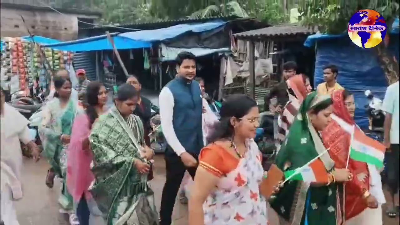 विधायक और नगरपालिका अध्यक्ष ने कीचड़ में पैदल घूमकर मनाई स्वतंत्रता दिवस