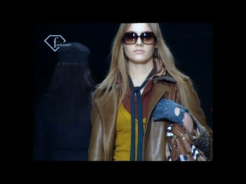 Burberry Fall/Winter 2005/06 ft Karen Elson & Jessica Stam | FashionTV