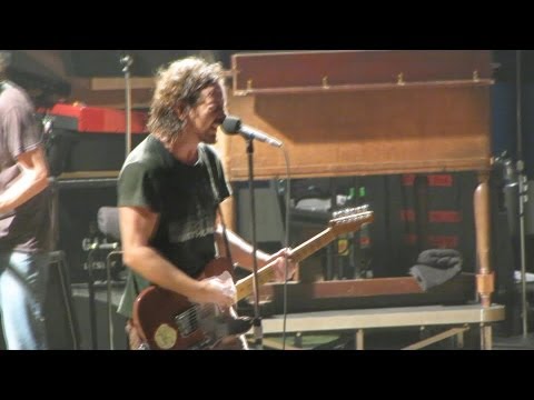Pearl Jam: Lukin [HD] 2010-05-15 - Hartford, CT