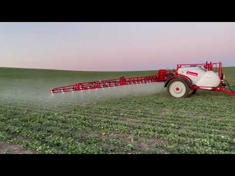 Пръскане с 23 км/ч с Agromehanika - AGS 2500 EN с щанга 21 м HPX с автоматична нивелация и ISOBUS