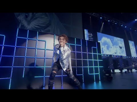 D-LITE (from BIGBANG) - Hello(D-LITE DLive 2014 in Japan ～D'slove～)