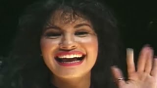 Selena - Siempre Hace Frío (Lyrics)