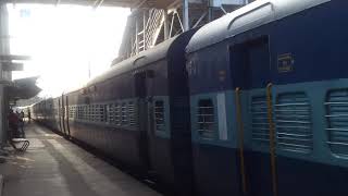 preview picture of video '17651 Chennai Egmore - Kacheguda Express at Egmore Station'
