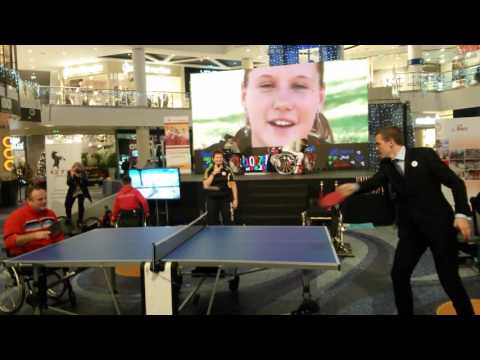 Witold Bańka vs. Rafał Lis - mecz pokazowy tenisa stołowego