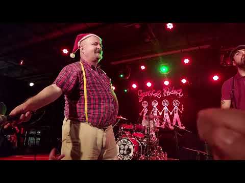 Garotos Podres - Papai Noel Velho Batuta - ( Sesc Belenzinho 15/04/2023)