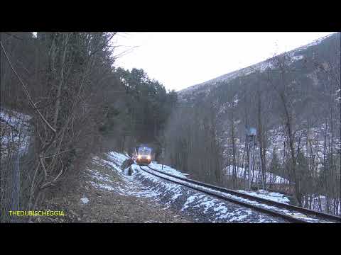 TRENO STORICO FRANCESE DEL 1975 IN USCITA DALLA GALLERIA A TENDE IN FRANCIA. DOM. 19 - 12 - 2021.