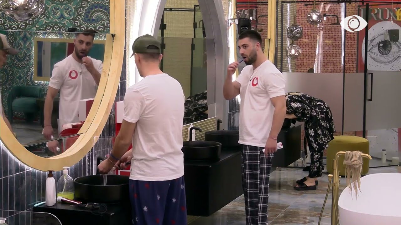 Meritoni: Heidi ka flirtuar me mua, i shndrisnin sytë/Jetmiri-Ilnisës: Ti je bionde, inteligjenca...