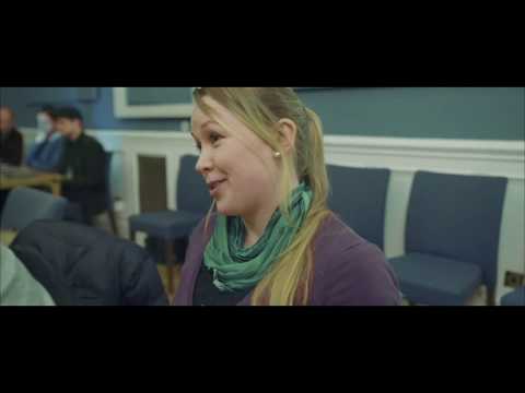 Το The Justice Syndicate [Το συνδικάτο της δικαιοσύνης] της ομάδας Fast Familiar [Φαστ Φαμίλιαρ], σε συνεργασία με τον νευροεπιστήμονα Kris De Meyer [Κρις Ντε Μέγιερ] και τον καλλιτέχνη Joe McAlister [Τζο Μακάλιστερ], παρουσιάστηκε από το 2018 χωρίς ηθοποιούς επί σκηνής. Δώδεκα θεατές και θεάτριες αναλαμβάνουν τον ρόλο ενόρκων και λαμβάνουν σε ταμπλέτες τεκμήρια, μαρτυρίες και προτροπές για ψηφοφορία και συζήτηση. Η παιγνιοποίηση οργανώνει εδώ ολόκληρη τη δραματουργία: κανόνες, χρονικά όρια και διαδοχικές συλλογικές αποφάσεις καθορίζουν την ετυμηγορία, η οποία διαφέρει από παράσταση σε παράσταση.