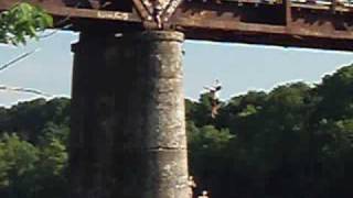 preview picture of video 'Carpenters Bluff Bridge jumpers'