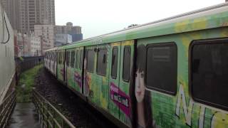 preview picture of video 'Taipei Metro台北捷運 C371型 曼都髮型 彩繪列車 進站'