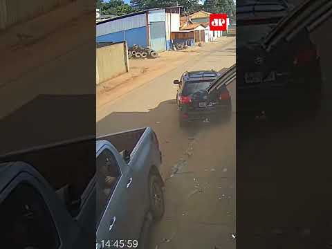 Motorista perde o controle em curva e atinge carro em Ilicínea (MG) #shorts