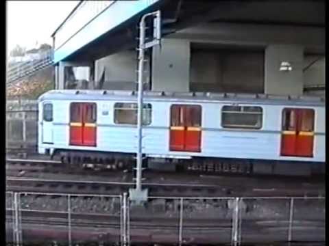 Uwe Koch: Výjezd soupravy z depa Kačerov - pohled zvenku (podzim 2000)