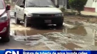 preview picture of video 'ROTURA DE TUBERÍA DE AGUA INUNDA CALLES EN SANTO DOMINGO DE GUZMÁN'
