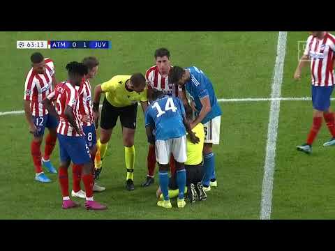 Sami Khedira schießt dem Schiri aus Versehen den Ball ins Gesicht | DAZN