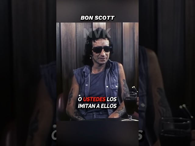 Vídeo relacionado con Ilustración del retrato de Bon Scott por Dave Homer Camiseta