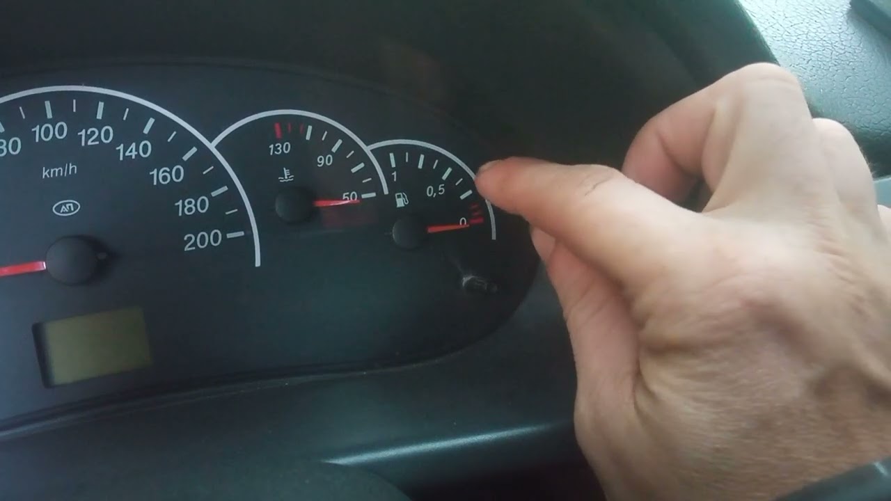 как узнать сколько бензина осталось в баке приора 2