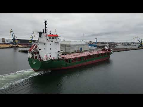 Breb Mukran fährt in Wismarer Hafen ein