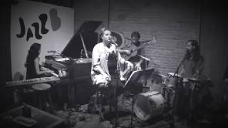 Na aldeia ... ビデオ映像