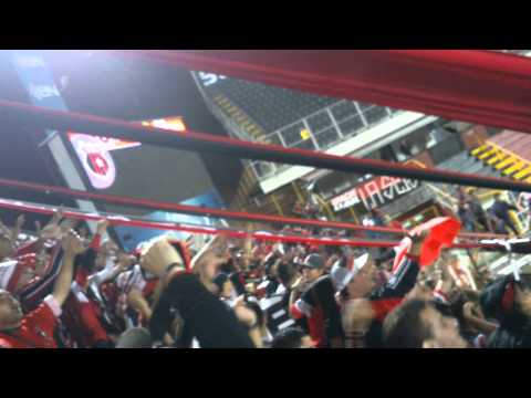 "Gran recibimiento a Oviedo de parte de la 12 LDA" Barra: La 12 &bull; Club: Alajuelense