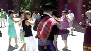 Viendo bailar  en la Granja