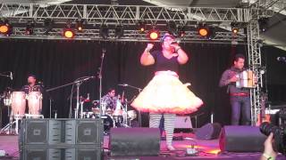 La Santa Cecilia - Cumbia Morada (Festival Bonnaroo / 13-06-14)