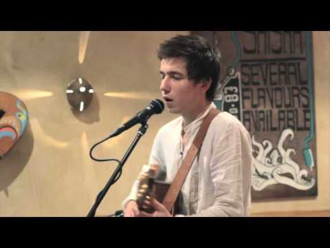 Solo Singer and Guitarist Hire | Musicians Inc