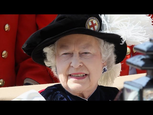 Vídeo relacionado con Creaciones Llopis Disfraz de Reina Isabel II para Hombre, Disfraz de La Reina de Inglaterra para Adulto (Talla XL)