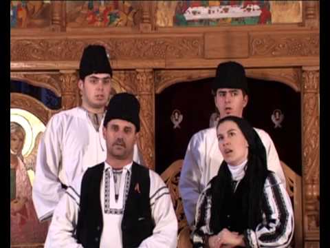 Lorena Filipescu cu un grup de colindatori din comuna Laslea jud Sibiu