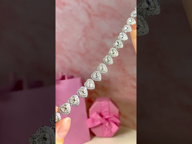 Vídeo relacionado con Swarovski x Ariana Grande Conjunto, Collar y Pendientes, Cada Uno con Cristal en Forma de Corazón y Rodeado por Pavé Transparente, Baño de rodio, Blanco