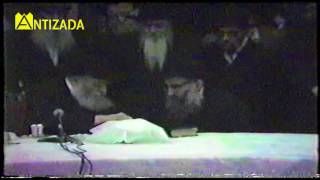 הרבי מליובאוויטש שר אך צדיקים - התמונה מוצגת ישירות מתוך אתר האינטרנט יוטיוב. זכויות היוצרים בתמונה שייכות ליוצרה. קישור קרדיט למקור התוכן נמצא בתוך דף הסרטון