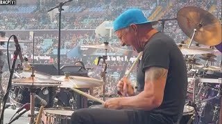 Download lagu Epic Drum Battle: Chad Smith vs. Travis Barker vs. Danny Carey (Birmingham, England) (July 05, 2025) mp3