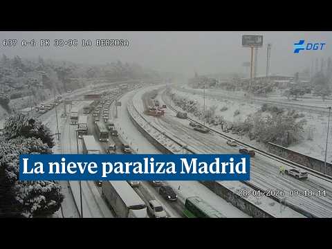 Desenes de vehicles atrapats a Madrid i carreteres tallades per la neu